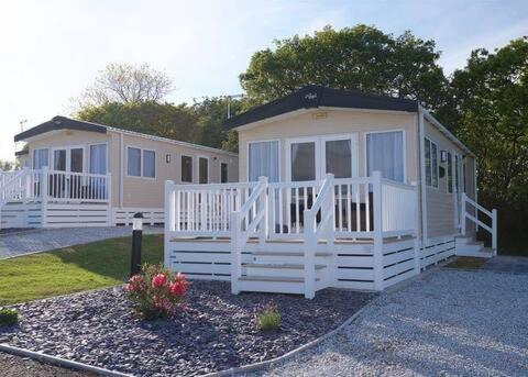 Our Goldfinch 1- Sleeps 2 Persons- Private Hot Tub-Pet Friendly-Tranquil Holiday Away From It All Yet Not Far From St Austell- The Holiday Home Has One Bedroom, Living And Dining Area, Equipped Kitchen-Decking-Outdoor Furniture-Fishing Lakes And MoreGrampound エクステリア 写真
