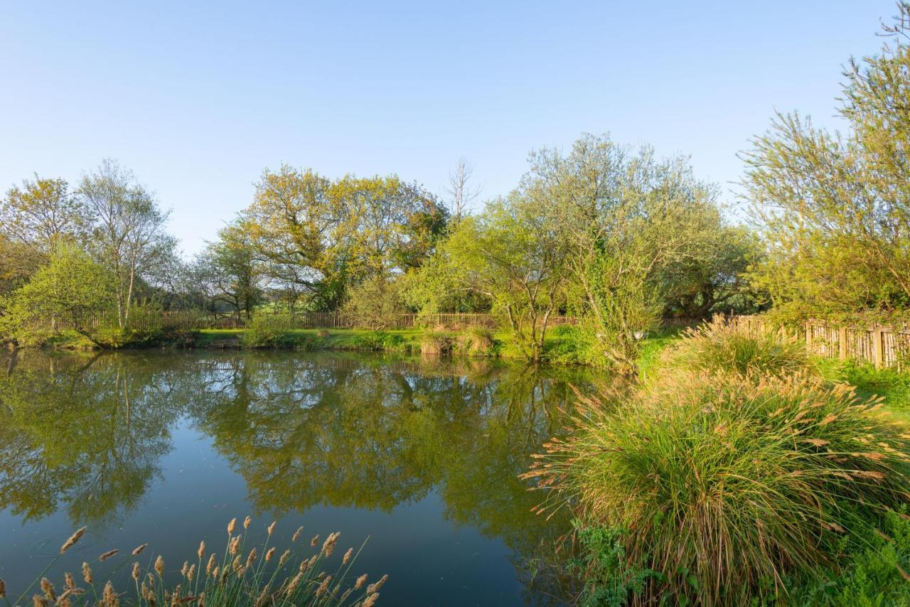 Our Goldfinch 1- Sleeps 2 Persons- Private Hot Tub-Pet Friendly-Tranquil Holiday Away From It All Yet Not Far From St Austell- The Holiday Home Has One Bedroom, Living And Dining Area, Equipped Kitchen-Decking-Outdoor Furniture-Fishing Lakes And MoreGrampound エクステリア 写真