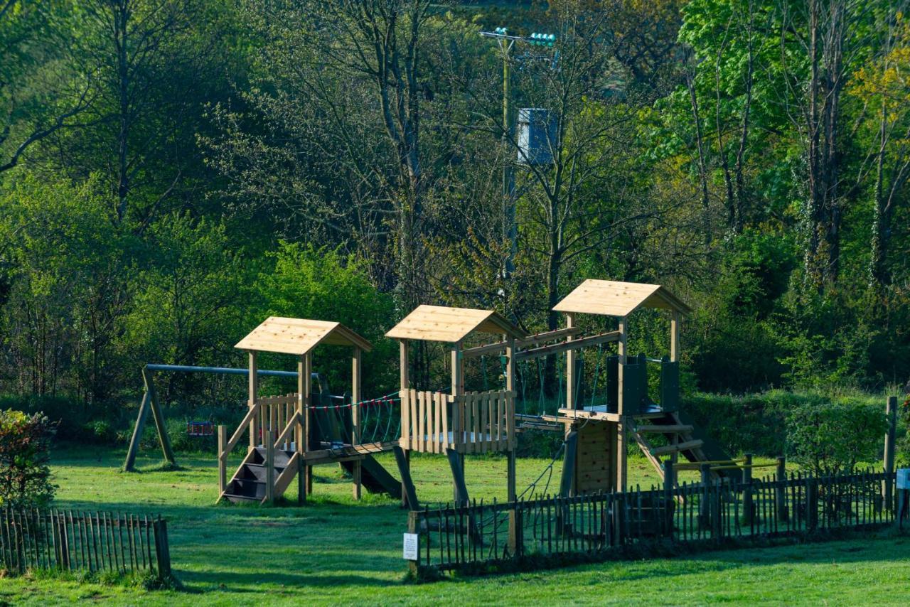 Our Goldfinch 1- Sleeps 2 Persons- Private Hot Tub-Pet Friendly-Tranquil Holiday Away From It All Yet Not Far From St Austell- The Holiday Home Has One Bedroom, Living And Dining Area, Equipped Kitchen-Decking-Outdoor Furniture-Fishing Lakes And MoreGrampound エクステリア 写真