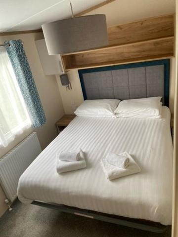 Our Goldfinch 1- Sleeps 2 Persons- Private Hot Tub-Pet Friendly-Tranquil Holiday Away From It All Yet Not Far From St Austell- The Holiday Home Has One Bedroom, Living And Dining Area, Equipped Kitchen-Decking-Outdoor Furniture-Fishing Lakes And MoreGrampound エクステリア 写真