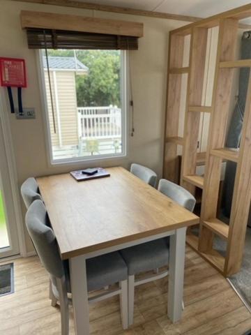 Our Goldfinch 1- Sleeps 2 Persons- Private Hot Tub-Pet Friendly-Tranquil Holiday Away From It All Yet Not Far From St Austell- The Holiday Home Has One Bedroom, Living And Dining Area, Equipped Kitchen-Decking-Outdoor Furniture-Fishing Lakes And MoreGrampound エクステリア 写真