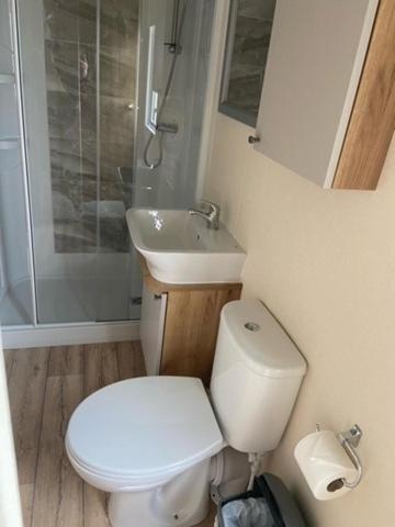 Our Goldfinch 1- Sleeps 2 Persons- Private Hot Tub-Pet Friendly-Tranquil Holiday Away From It All Yet Not Far From St Austell- The Holiday Home Has One Bedroom, Living And Dining Area, Equipped Kitchen-Decking-Outdoor Furniture-Fishing Lakes And MoreGrampound エクステリア 写真