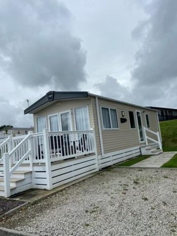 Our Goldfinch 1- Sleeps 2 Persons- Private Hot Tub-Pet Friendly-Tranquil Holiday Away From It All Yet Not Far From St Austell- The Holiday Home Has One Bedroom, Living And Dining Area, Equipped Kitchen-Decking-Outdoor Furniture-Fishing Lakes And MoreGrampound エクステリア 写真